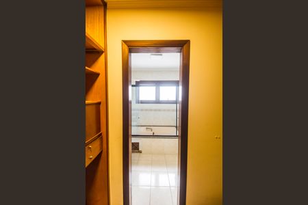 Casa de condomínio à venda com 540m², 4 quartos e 6 vagas Casa de condomínio à venda com 540m², 4 quartos e 6 vagasCloset da suíte 3