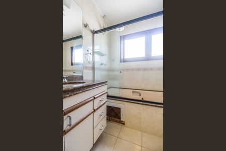 Casa de condomínio à venda com 540m², 4 quartos e 6 vagas Casa de condomínio à venda com 540m², 4 quartos e 6 vagasBanheiro da Suíte 3