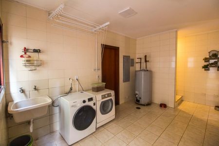 Casa de condomínio à venda com 540m², 4 quartos e 6 vagas Casa de condomínio à venda com 540m², 4 quartos e 6 vagasÁrea de Serviço