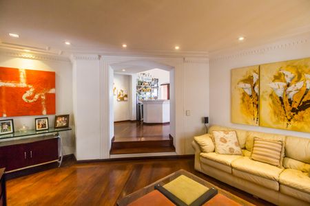 Casa de condomínio à venda com 540m², 4 quartos e 6 vagas Casa de condomínio à venda com 540m², 4 quartos e 6 vagasSala de TV