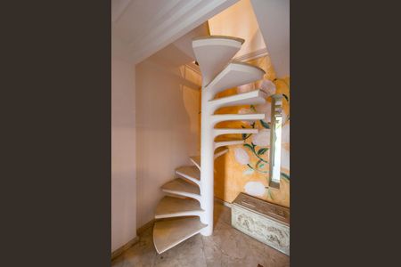 Casa de condomínio à venda com 540m², 4 quartos e 6 vagas Casa de condomínio à venda com 540m², 4 quartos e 6 vagasEscada