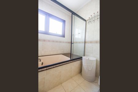 Casa de condomínio à venda com 540m², 4 quartos e 6 vagas Casa de condomínio à venda com 540m², 4 quartos e 6 vagasBanheiro da Suíte 3