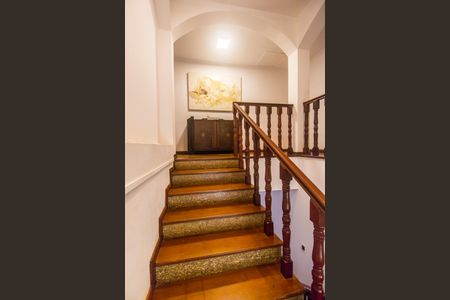 Casa de condomínio à venda com 540m², 4 quartos e 6 vagas Casa de condomínio à venda com 540m², 4 quartos e 6 vagasEscada