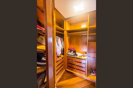 Casa de condomínio à venda com 540m², 4 quartos e 6 vagas Casa de condomínio à venda com 540m², 4 quartos e 6 vagasCloset da suíte 3