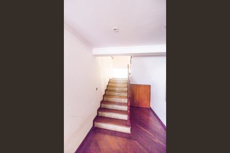 Casa de condomínio à venda com 540m², 4 quartos e 6 vagas Casa de condomínio à venda com 540m², 4 quartos e 6 vagasEscada