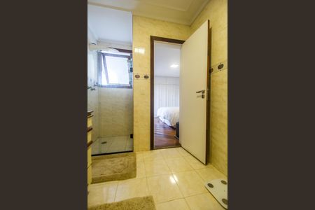 Casa de condomínio à venda com 540m², 4 quartos e 6 vagas Casa de condomínio à venda com 540m², 4 quartos e 6 vagasBanheiro da Suíte 1