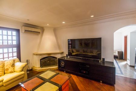 Casa de condomínio à venda com 540m², 4 quartos e 6 vagas Casa de condomínio à venda com 540m², 4 quartos e 6 vagasSala de TV