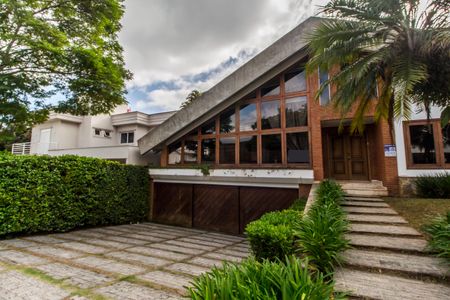 Casa de condomínio à venda com 540m², 4 quartos e 6 vagas Casa de condomínio à venda com 540m², 4 quartos e 6 vagasFachada