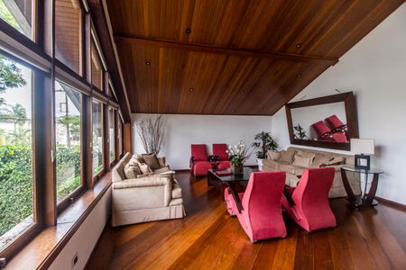 Casa de condomínio à venda com 540m², 4 quartos e 6 vagas Casa de condomínio à venda com 540m², 4 quartos e 6 vagasSala