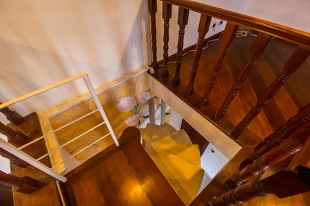 Casa de condomínio à venda com 540m², 4 quartos e 6 vagas Casa de condomínio à venda com 540m², 4 quartos e 6 vagasEscada