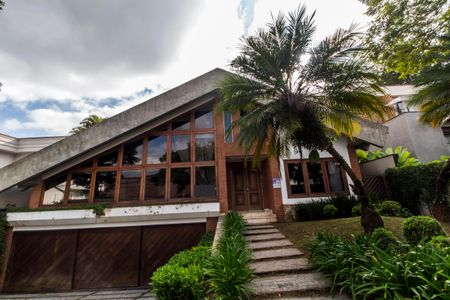 Casa de condomínio à venda com 540m², 4 quartos e 6 vagas Casa de condomínio à venda com 540m², 4 quartos e 6 vagasFachada