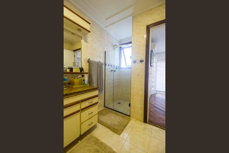 Casa de condomínio à venda com 540m², 4 quartos e 6 vagas Casa de condomínio à venda com 540m², 4 quartos e 6 vagasBanheiro da Suíte 1