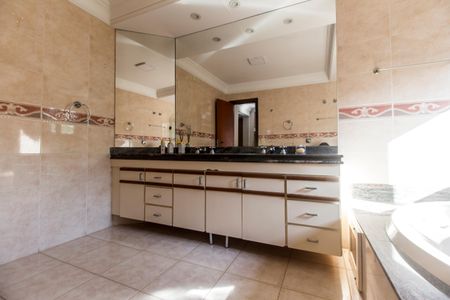 Casa de condomínio à venda com 540m², 4 quartos e 6 vagas Casa de condomínio à venda com 540m², 4 quartos e 6 vagasBanheiro da Suíte 4