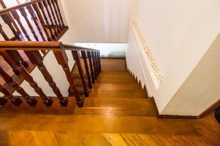 Casa de condomínio à venda com 540m², 4 quartos e 6 vagas Casa de condomínio à venda com 540m², 4 quartos e 6 vagasEscada