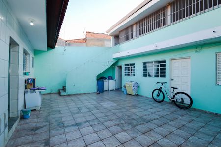 Casa à venda com 250m², 2 quartos e 4 vagas Casa à venda com 250m², 2 quartos e 4 vagasQuintal