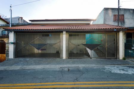 Casa à venda com 250m², 2 quartos e 4 vagas Casa à venda com 250m², 2 quartos e 4 vagasFachada