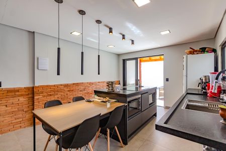 Casa à venda com 170m², 2 quartos e 2 vagasSala/Cozinha