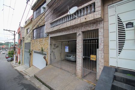 Casa à venda com 250m², 4 quartos e 1 vaga Casa à venda com 250m², 4 quartos e 1 vagaFachada