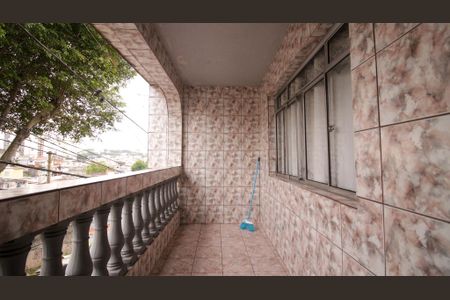 Casa à venda com 250m², 4 quartos e 1 vaga Casa à venda com 250m², 4 quartos e 1 vagaVaranda