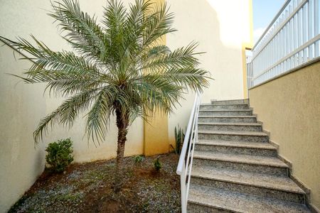 Casa de condomínio à venda com 115m², 3 quartos e 2 vagas Casa de condomínio à venda com 115m², 3 quartos e 2 vagasEscada de entrada