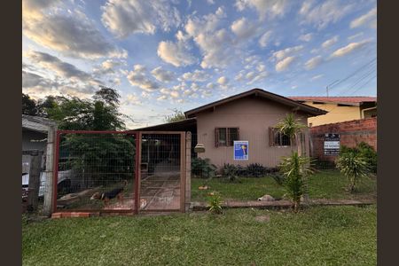 Casa à venda com 33m², 3 quartos e 1 vaga Casa à venda com 33m², 3 quartos e 1 vagaFachada