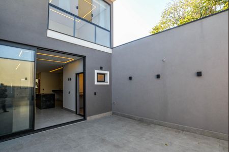 Casa à venda com 180m², 3 quartos e 2 vagasQuintal