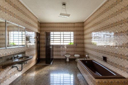 Casa à venda com 600m², 5 quartos e 6 vagas Casa à venda com 600m², 5 quartos e 6 vagasBanheiro 2