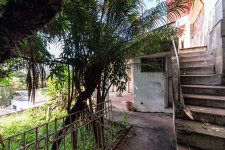 Casa à venda com 600m², 5 quartos e 6 vagas Casa à venda com 600m², 5 quartos e 6 vagasJardim dos Fundos