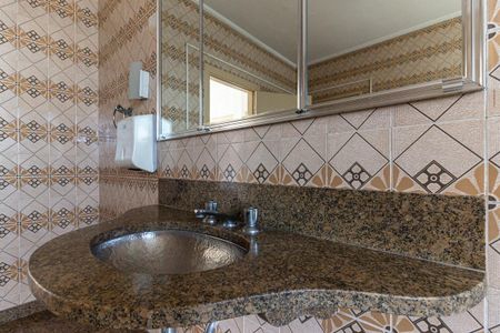 Casa à venda com 600m², 5 quartos e 6 vagas Casa à venda com 600m², 5 quartos e 6 vagasBanheiro 2