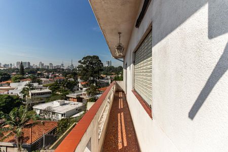 Casa à venda com 600m², 5 quartos e 6 vagas Casa à venda com 600m², 5 quartos e 6 vagasVaranda do Quarto 1