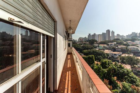 Casa à venda com 600m², 5 quartos e 6 vagas Casa à venda com 600m², 5 quartos e 6 vagasVaranda do Quarto 1