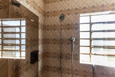 Casa à venda com 600m², 5 quartos e 6 vagas Casa à venda com 600m², 5 quartos e 6 vagasBanheiro 2