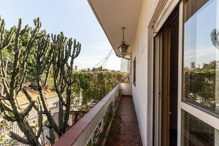 Casa à venda com 600m², 5 quartos e 6 vagas Casa à venda com 600m², 5 quartos e 6 vagasVaranda do Quarto 4