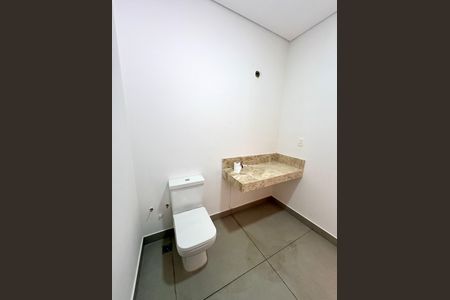 Casa de condomínio à venda com 280m², 4 quartos e 4 vagas Casa de condomínio à venda com 280m², 4 quartos e 4 vagasBanheiro da Suíte 1