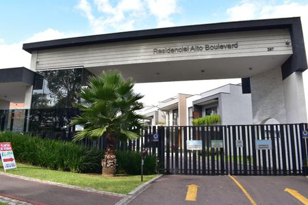 Casa de condomínio para alugar com 200m², 3 quartos e 3 vagas Casa de condomínio para alugar com 200m², 3 quartos e 3 vagasFachada e portaria