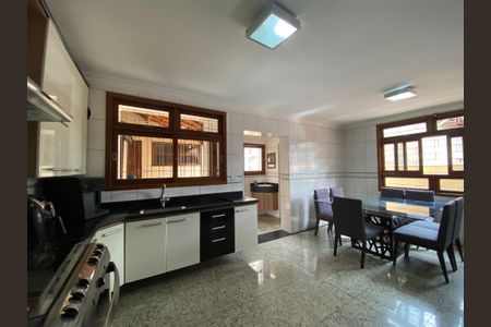 Casa à venda com 222m², 4 quartos e 2 vagas Casa à venda com 222m², 4 quartos e 2 vagasCozinha