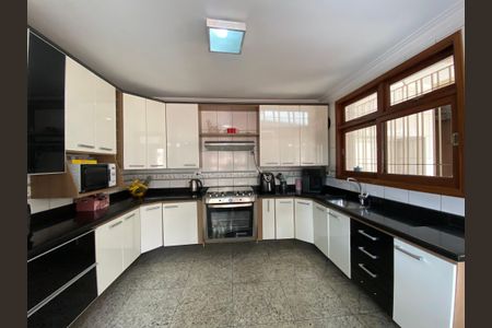 Casa à venda com 222m², 4 quartos e 2 vagas Casa à venda com 222m², 4 quartos e 2 vagasCozinha