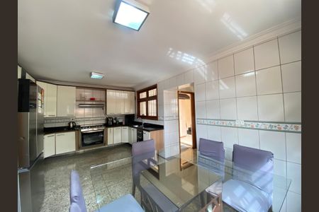 Casa à venda com 222m², 4 quartos e 2 vagas Casa à venda com 222m², 4 quartos e 2 vagasCozinha