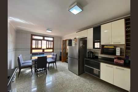 Casa à venda com 222m², 4 quartos e 2 vagas Casa à venda com 222m², 4 quartos e 2 vagasCozinha
