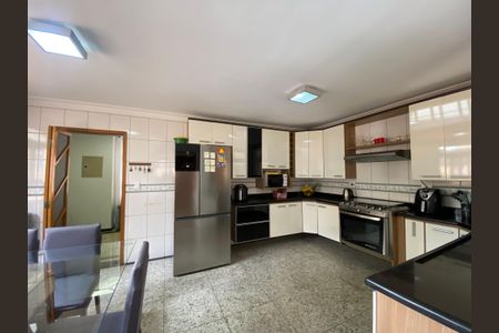 Casa à venda com 222m², 4 quartos e 2 vagas Casa à venda com 222m², 4 quartos e 2 vagasCozinha