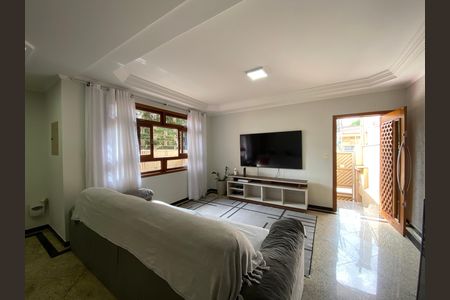 Casa à venda com 222m², 4 quartos e 2 vagas Casa à venda com 222m², 4 quartos e 2 vagasSala