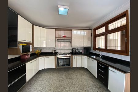 Casa à venda com 222m², 4 quartos e 2 vagas Casa à venda com 222m², 4 quartos e 2 vagasCozinha