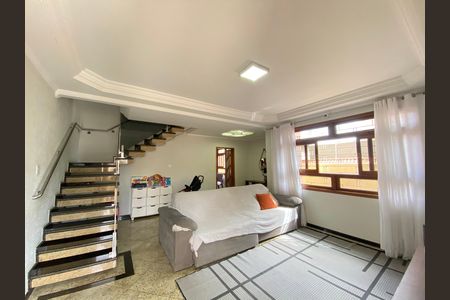 Casa à venda com 222m², 4 quartos e 2 vagas Casa à venda com 222m², 4 quartos e 2 vagasSala