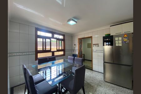 Casa à venda com 222m², 4 quartos e 2 vagas Casa à venda com 222m², 4 quartos e 2 vagasCozinha