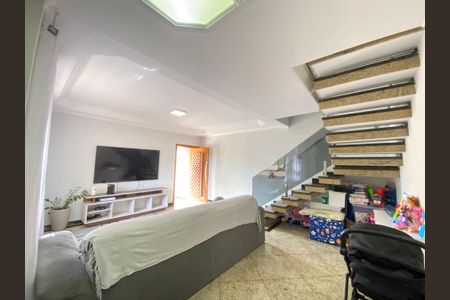 Casa à venda com 222m², 4 quartos e 2 vagas Casa à venda com 222m², 4 quartos e 2 vagasSala