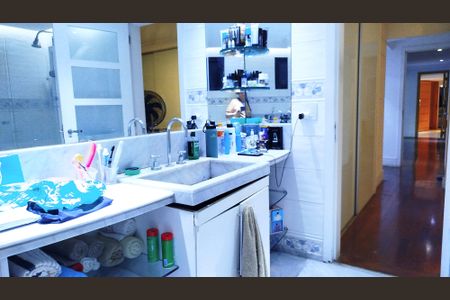 Apartamento à venda com 200m², 3 quartos e 3 vagasBanheiro suite 3