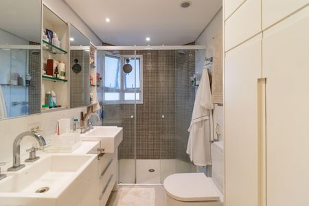 Apartamento à venda com 193m², 4 quartos e 5 vagas Apartamento à venda com 193m², 4 quartos e 5 vagasBanheiro da Suíte 2