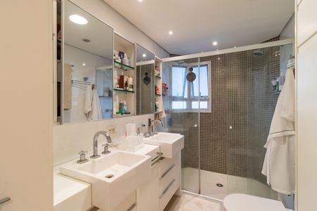 Apartamento à venda com 193m², 4 quartos e 5 vagas Apartamento à venda com 193m², 4 quartos e 5 vagasBanheiro da Suíte 2