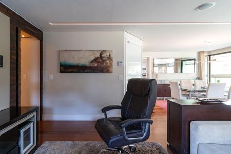 Apartamento à venda com 193m², 4 quartos e 5 vagas Apartamento à venda com 193m², 4 quartos e 5 vagasSala de TV