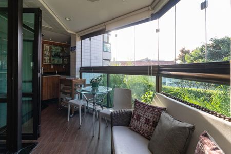 Apartamento à venda com 193m², 4 quartos e 5 vagas Apartamento à venda com 193m², 4 quartos e 5 vagasVaranda